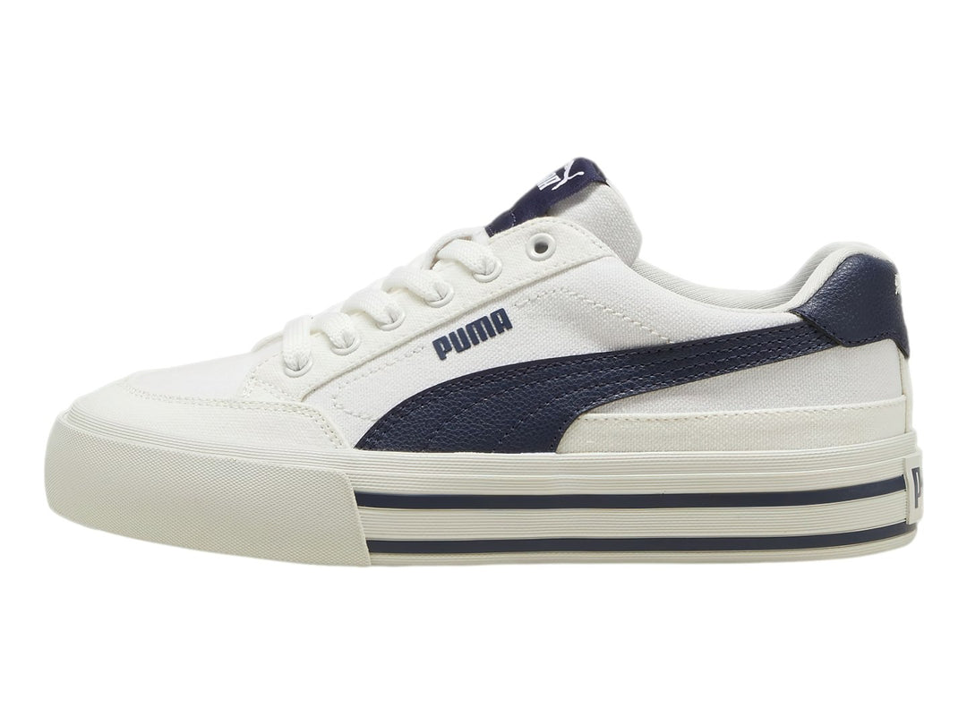 Tenis PUMA Court Classic Vulc FS JR en color blanco con detalles en azul marino y suela blanca.