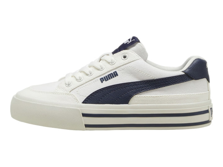 Tenis PUMA Court Classic Vulc FS JR en color blanco con detalles en azul marino y suela blanca.