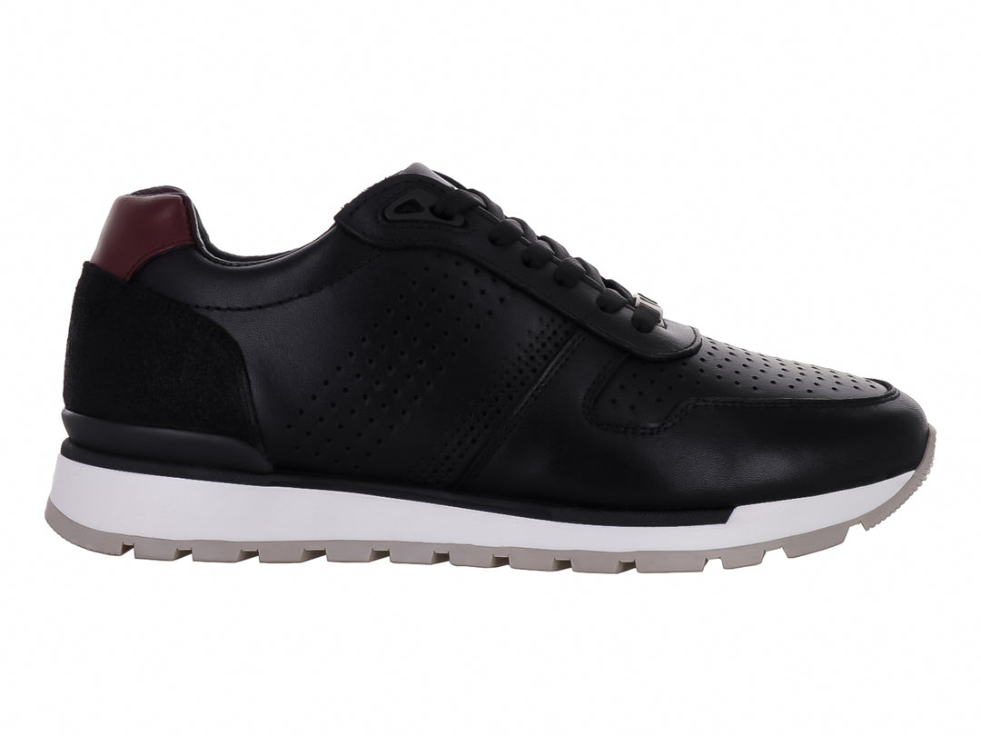 Tenis casuales color negro con suela blanca y detalle guinda en el talón.