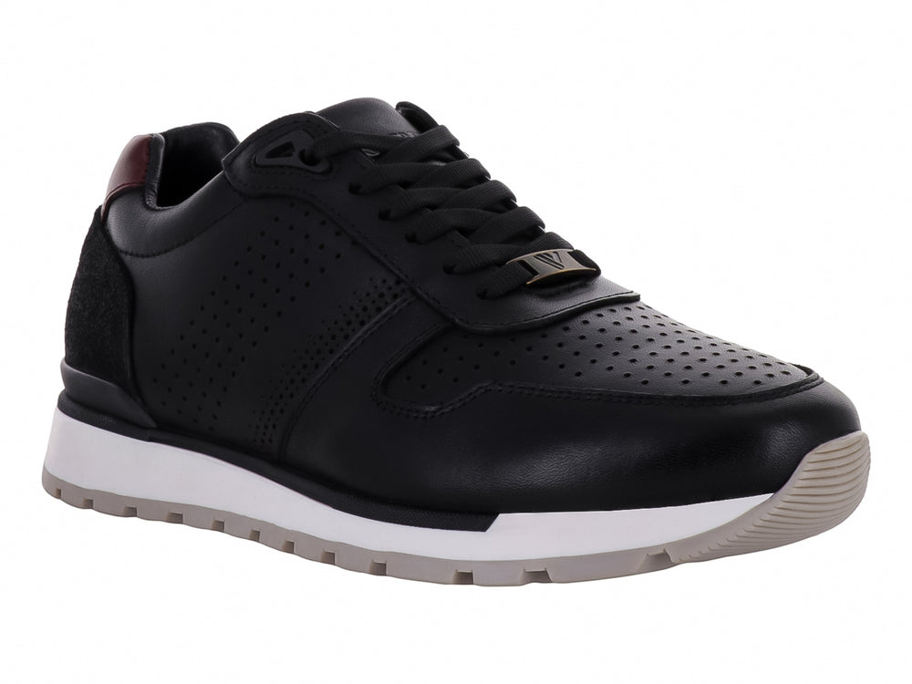 Tenis casuales color negro con suela blanca y detalle guinda en el talón.