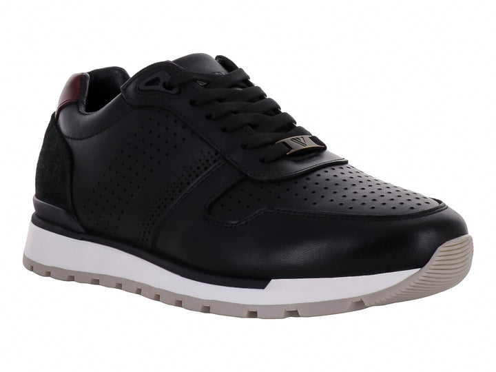 Tenis casuales color negro con suela blanca y detalle guinda en el talón.
