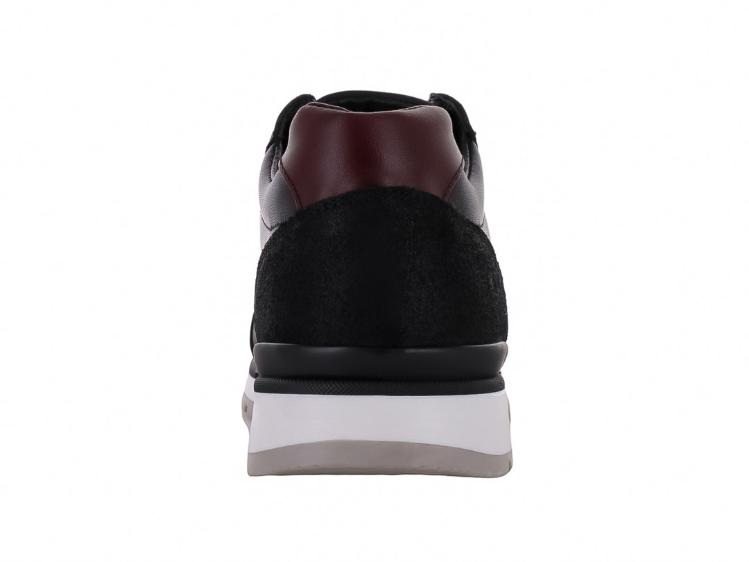 Tenis casuales color negro con suela blanca y detalle guinda en el talón.