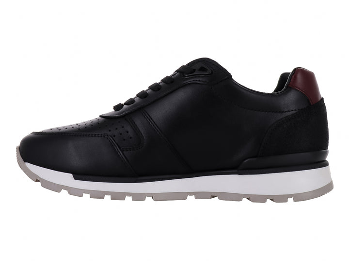 Tenis casuales color negro con suela blanca y detalle guinda en el talón.
