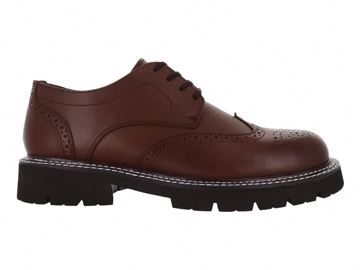 Zapato Oxford color nuez con detalles perforados y suela gruesa negra tipo track.