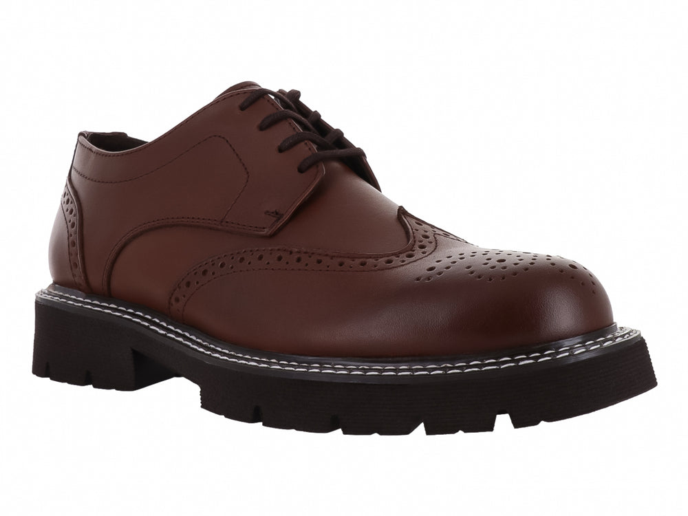 Zapato Oxford color nuez con detalles perforados y suela gruesa negra tipo track.