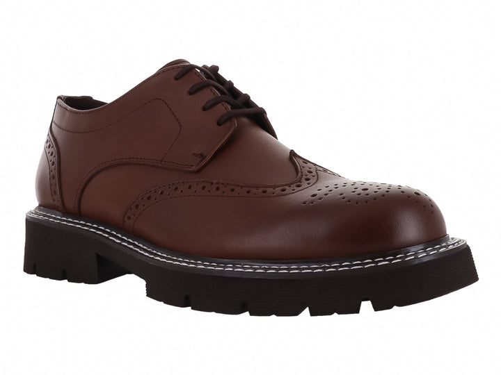 Zapato Oxford color nuez con detalles perforados y suela gruesa negra tipo track.