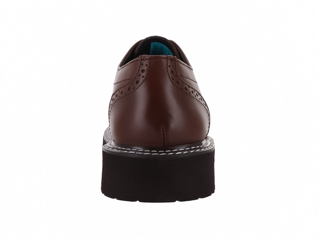 Zapato Oxford color nuez con detalles perforados y suela gruesa negra tipo track.