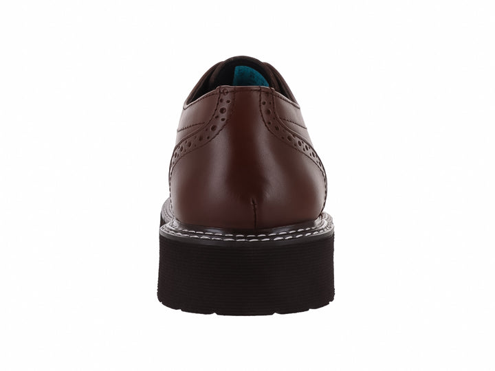 Zapato Oxford color nuez con detalles perforados y suela gruesa negra tipo track.