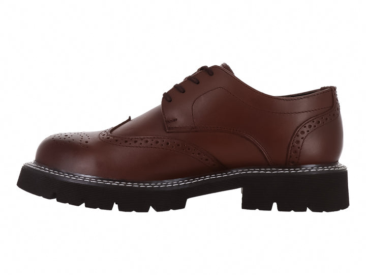 Zapato Oxford color nuez con detalles perforados y suela gruesa negra tipo track.