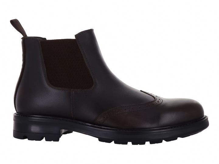 Botas Chelsea color cognac para hombre con detalles brogue y suela negra dentada.
