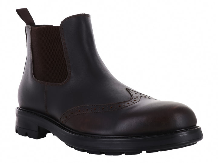 Botas Chelsea color cognac para hombre con detalles brogue y suela negra dentada.