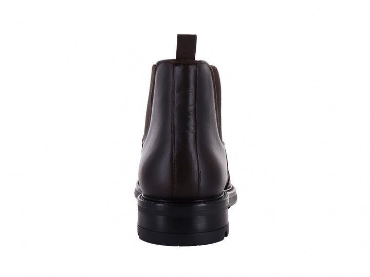 Botas Chelsea color cognac para hombre con detalles brogue y suela negra dentada.