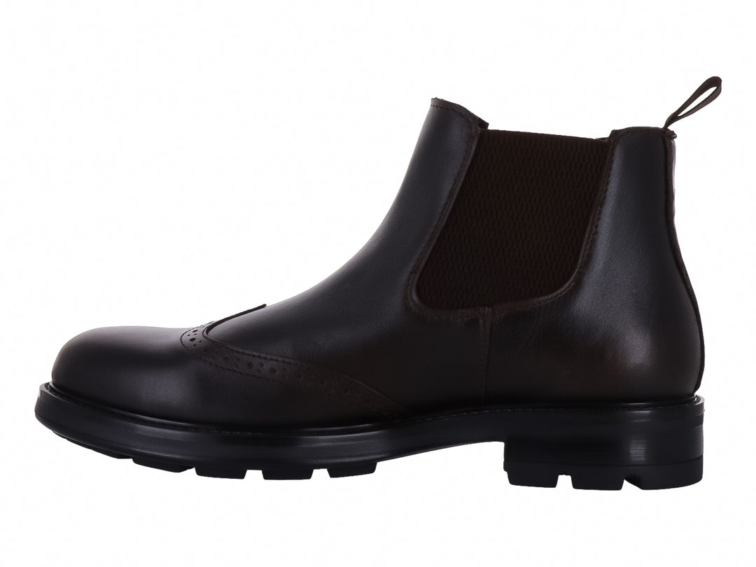 Botas Chelsea color cognac para hombre con detalles brogue y suela negra dentada.