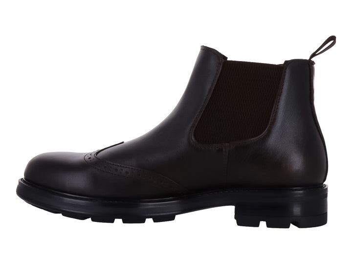 Botas Chelsea color cognac para hombre con detalles brogue y suela negra dentada.