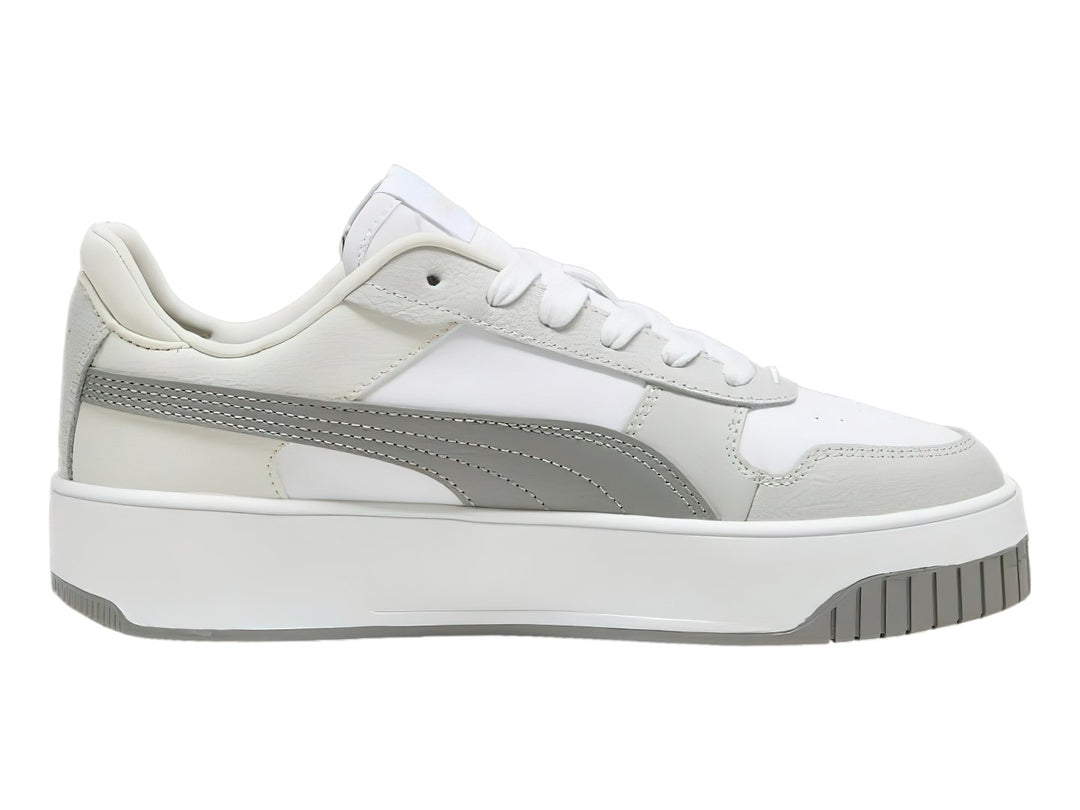 Tenis PUMA Carina Street en color blanco con detalles en gris y suela de plataforma blanca.
