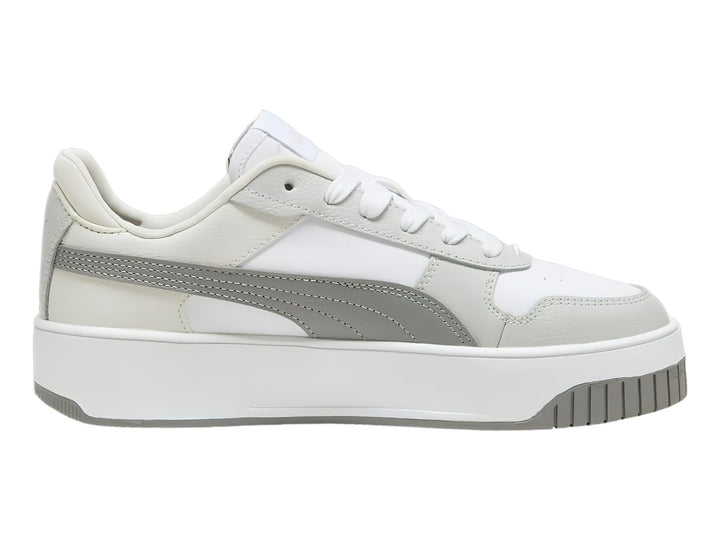 Tenis PUMA Carina Street en color blanco con detalles en gris y suela de plataforma blanca.