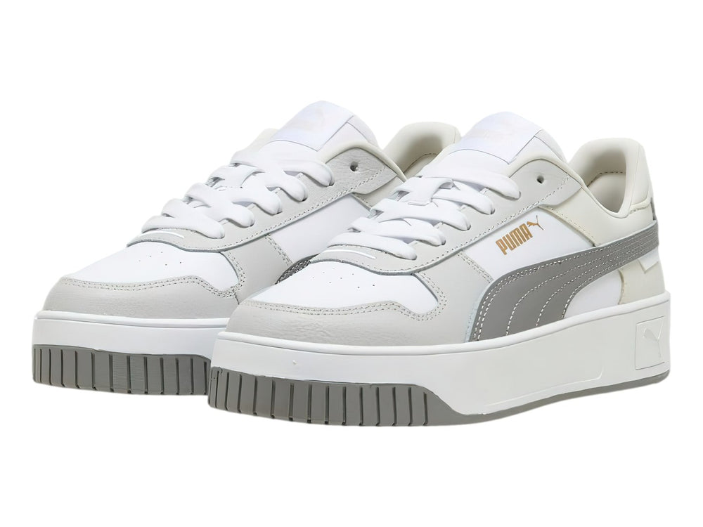 Tenis PUMA Carina Street en color blanco con detalles en gris y suela de plataforma blanca.