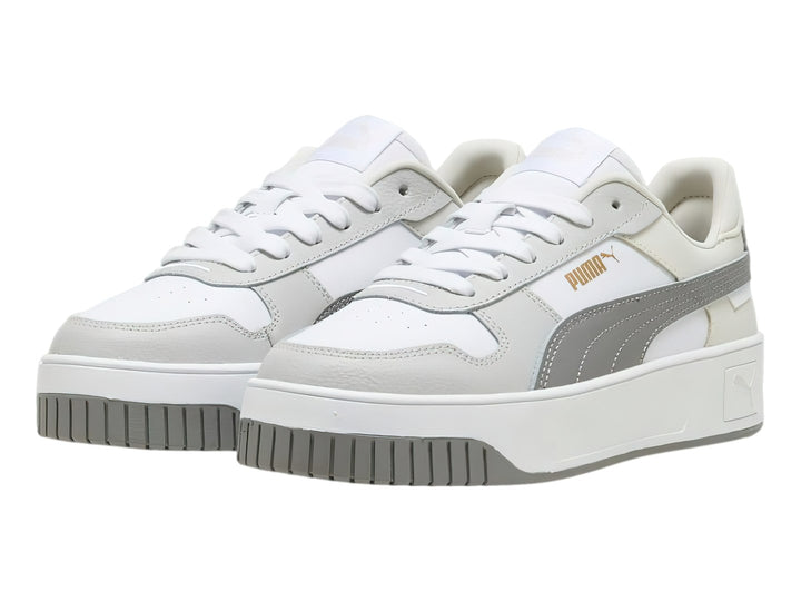 Tenis PUMA Carina Street en color blanco con detalles en gris y suela de plataforma blanca.