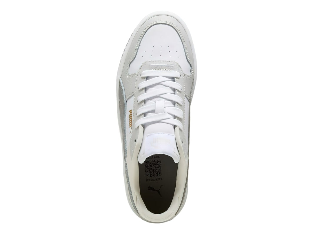 Tenis PUMA Carina Street en color blanco con detalles en gris y suela de plataforma blanca.