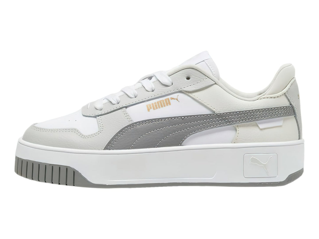 Tenis PUMA Carina Street en color blanco con detalles en gris y suela de plataforma blanca.