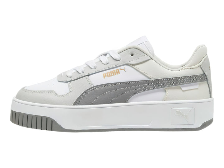 Tenis PUMA Carina Street en color blanco con detalles en gris y suela de plataforma blanca.
