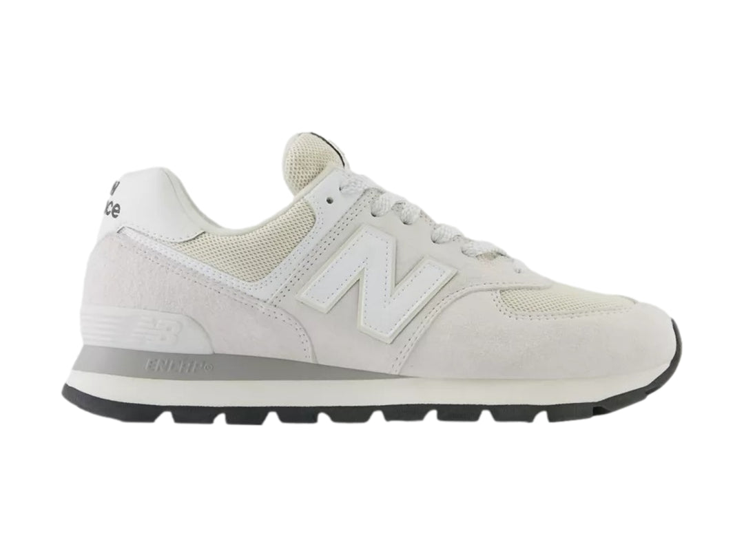 Tenis New Balance modelo 574 en color blanco y gris con detalles en gamuza y malla.