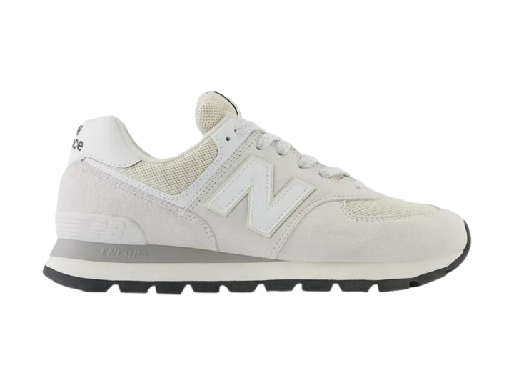 Tenis New Balance modelo 574 en color blanco y gris con detalles en gamuza y malla.