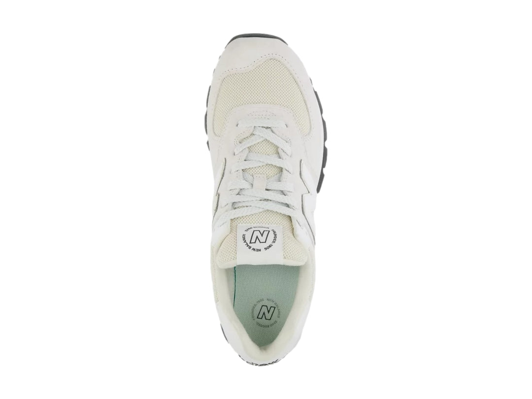 Tenis New Balance modelo 574 en color blanco y gris con detalles en gamuza y malla.