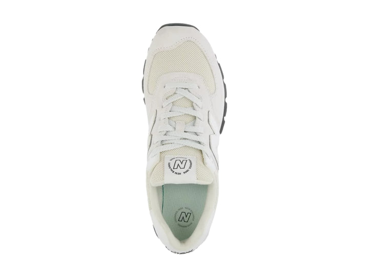 Tenis New Balance modelo 574 en color blanco y gris con detalles en gamuza y malla.
