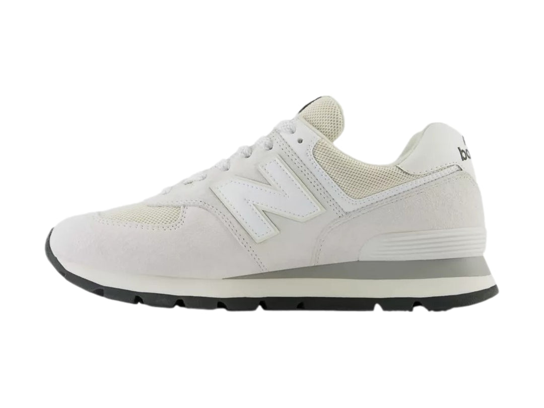 Tenis New Balance modelo 574 en color blanco y gris con detalles en gamuza y malla.