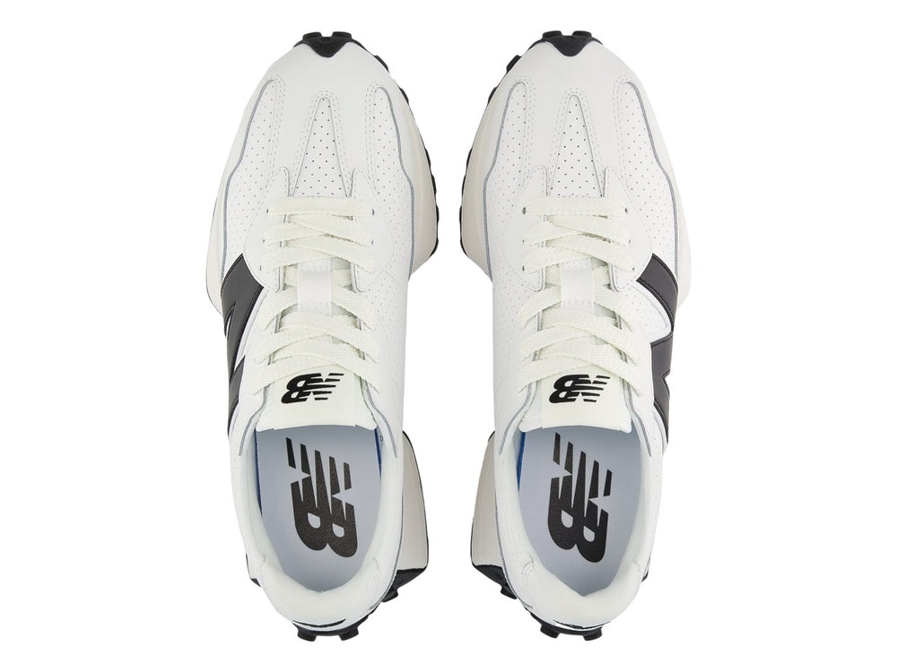 Tenis New Balance 327 color blanco con logotipo y suela en color negro.
