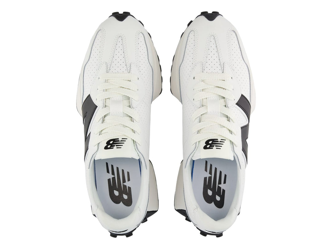 Tenis New Balance 327 color blanco con logotipo y suela en color negro.