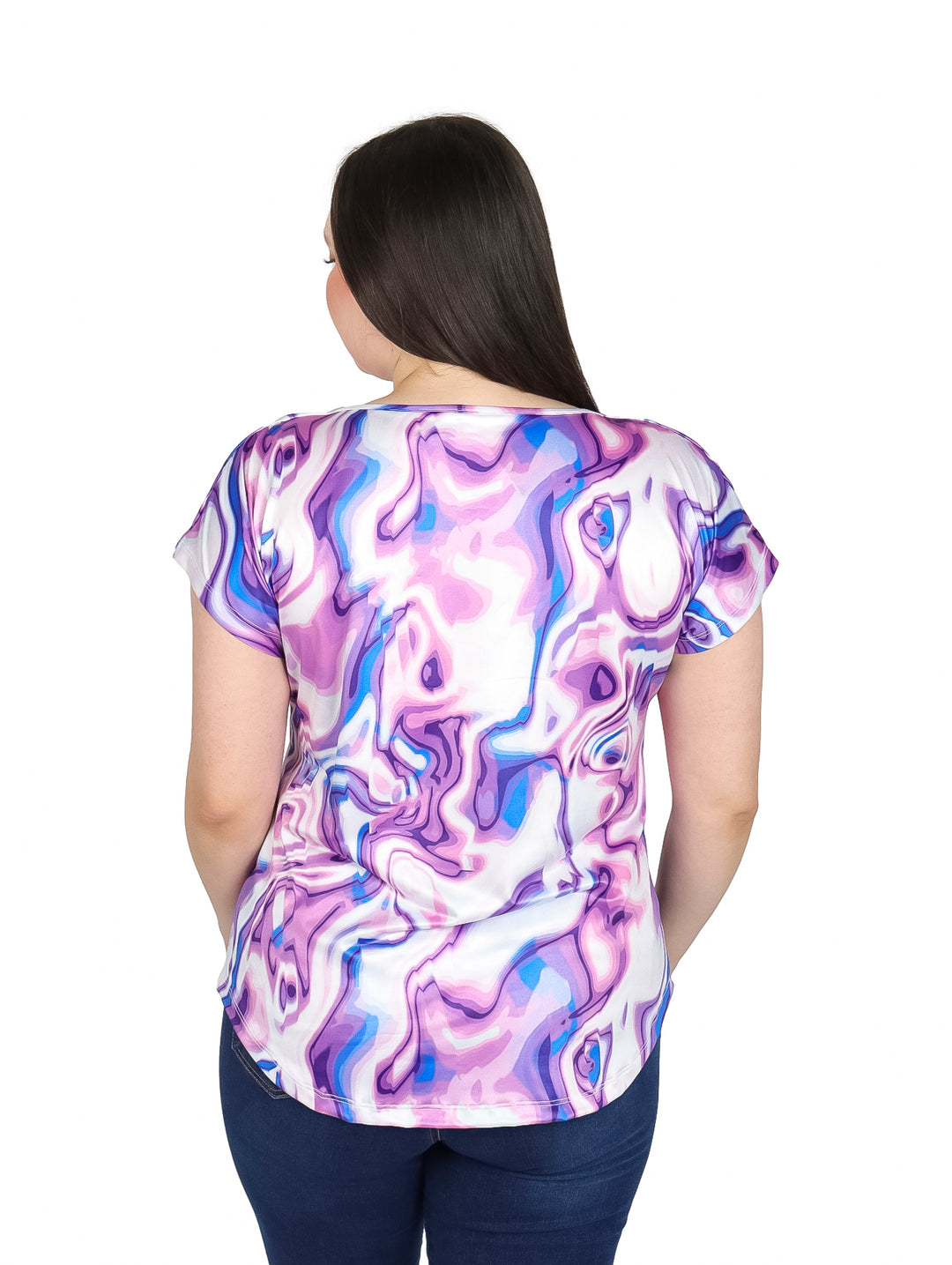 Blusa lila con estampado marmoleado en tonos azules y blancos, cuello en V y manga corta.