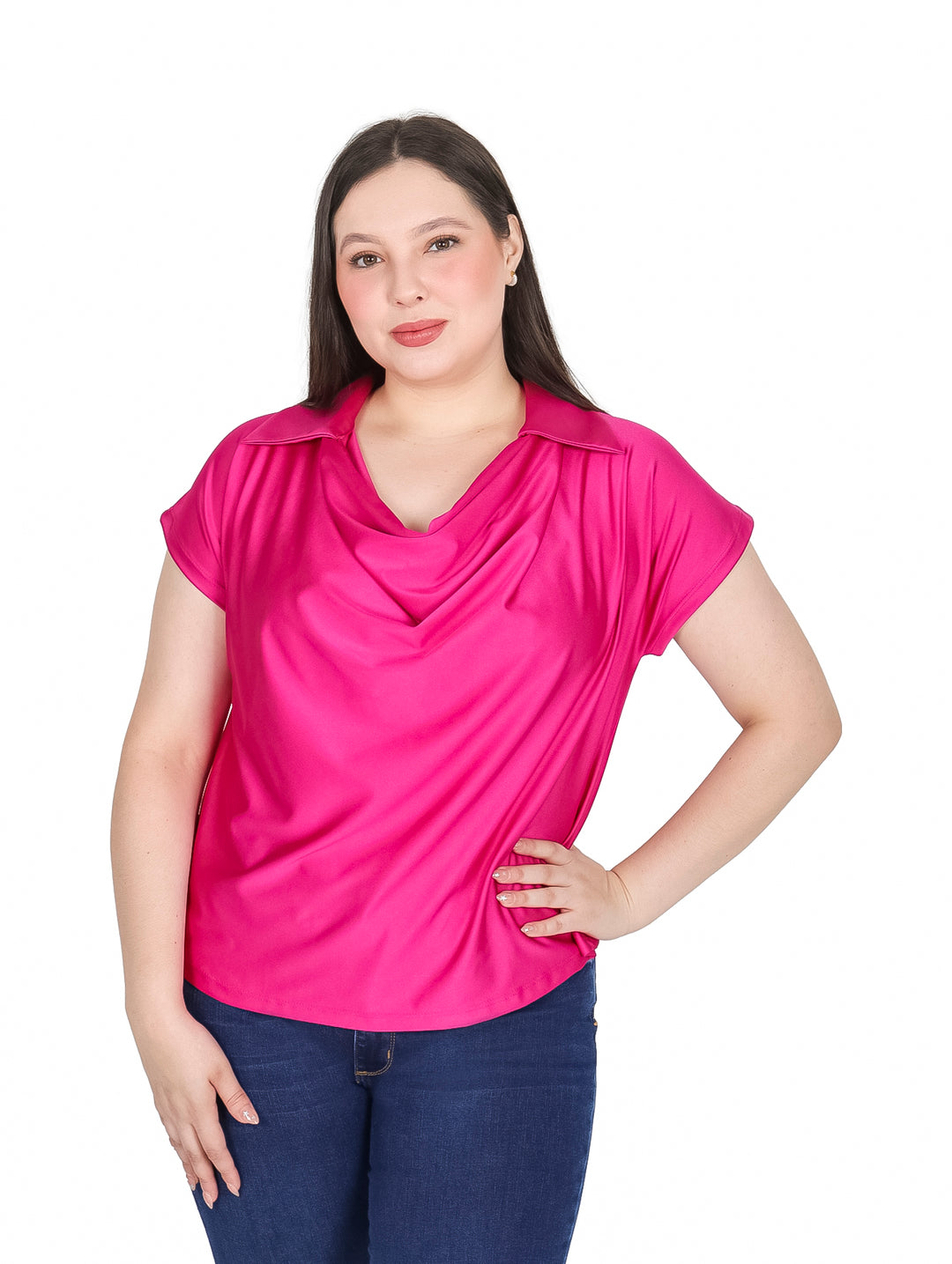 Mujer vistiendo una blusa color fucsia con cuello drapeado y manga corta.