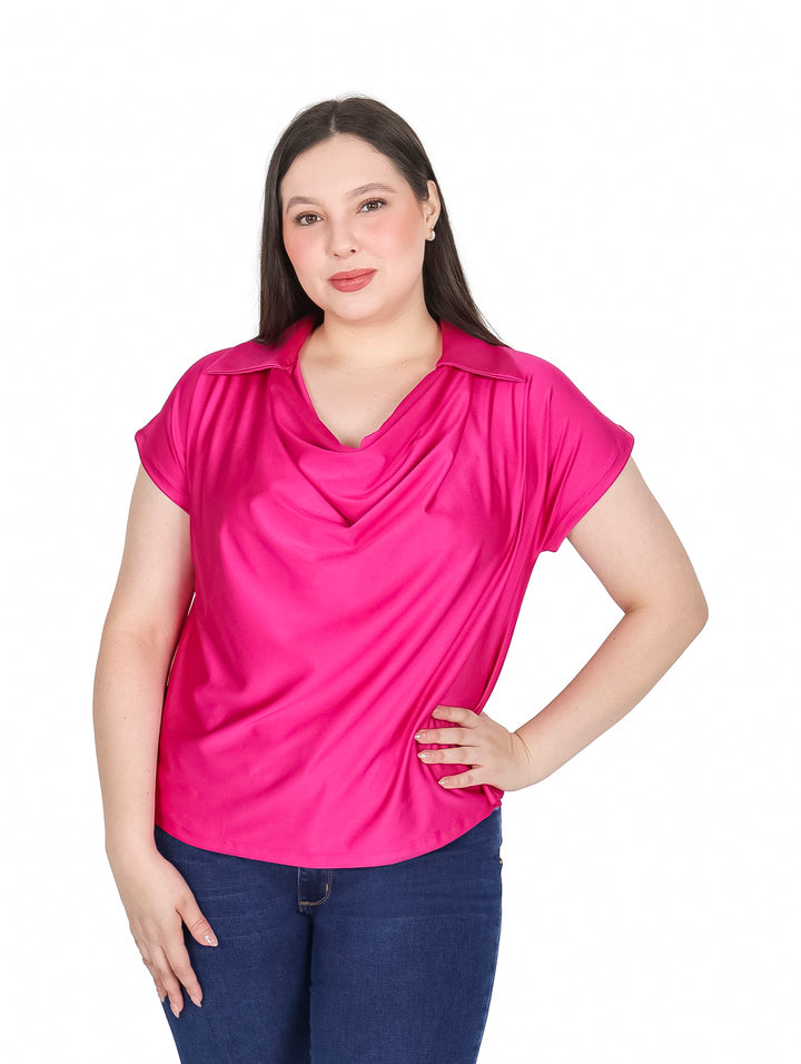 Mujer vistiendo una blusa color fucsia con cuello drapeado y manga corta.