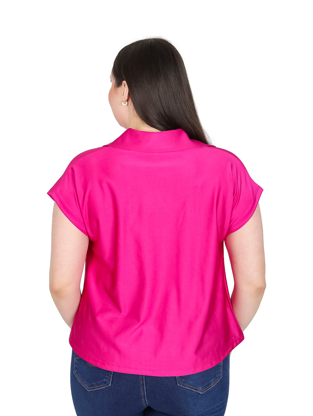 Mujer vistiendo una blusa color fucsia con cuello drapeado y manga corta.
