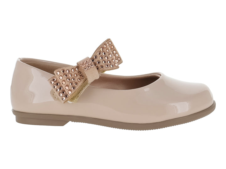 Zapato plano color beige claro de charol brillante con un moño decorado con tachuelas doradas.