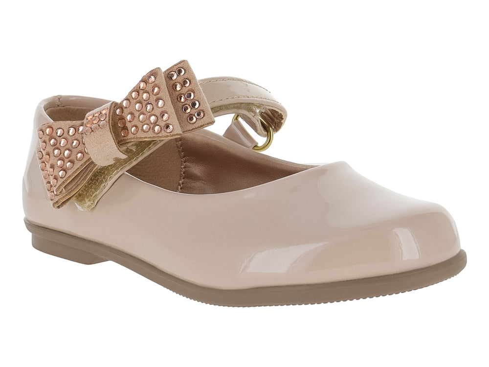 Zapato plano color beige claro de charol brillante con un moño decorado con tachuelas doradas.