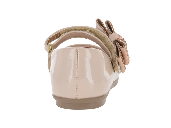 Zapato plano color beige claro de charol brillante con un moño decorado con tachuelas doradas.