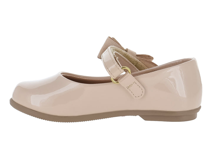 Zapato plano color beige claro de charol brillante con un moño decorado con tachuelas doradas.