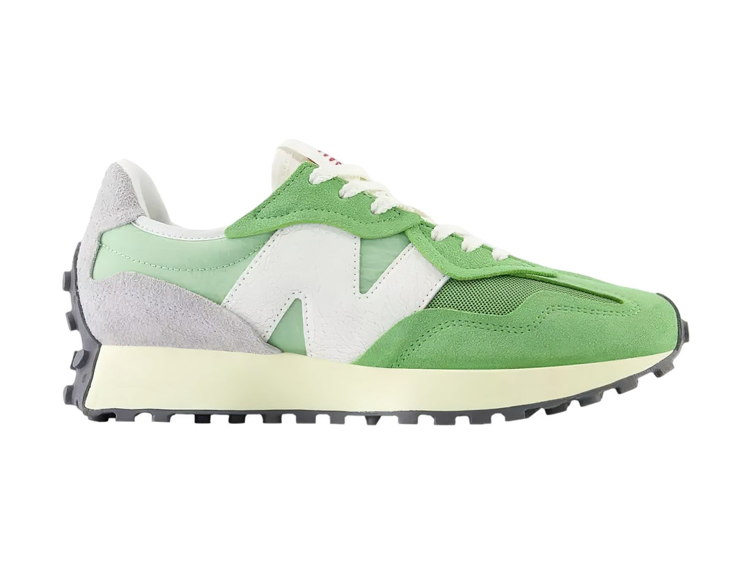 Tenis New Balance 327 en color verde chive y blanco con suela dentada gris.