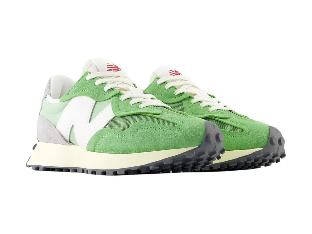 Tenis New Balance 327 en color verde chive y blanco con suela dentada gris.