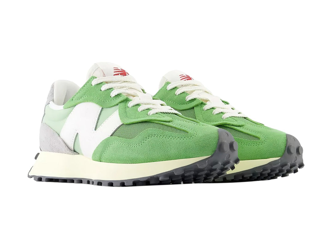 Tenis New Balance 327 en color verde chive y blanco con suela dentada gris.