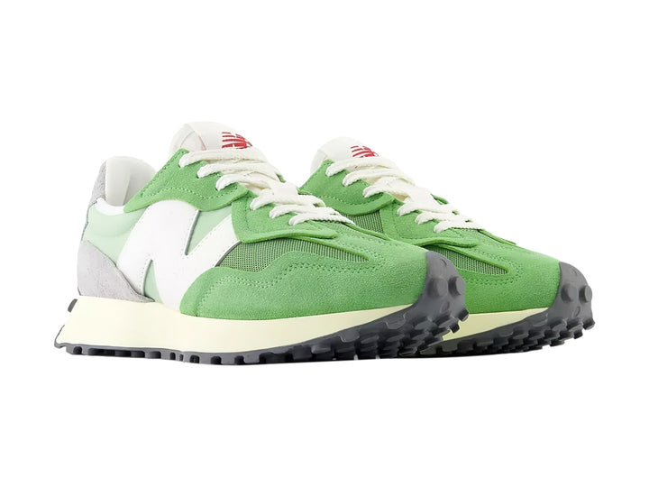 Tenis New Balance 327 en color verde chive y blanco con suela dentada gris.