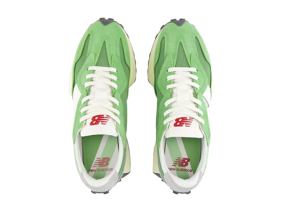 Tenis New Balance 327 en color verde chive y blanco con suela dentada gris.