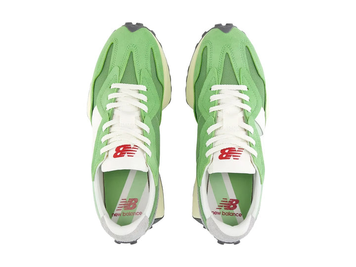 Tenis New Balance 327 en color verde chive y blanco con suela dentada gris.