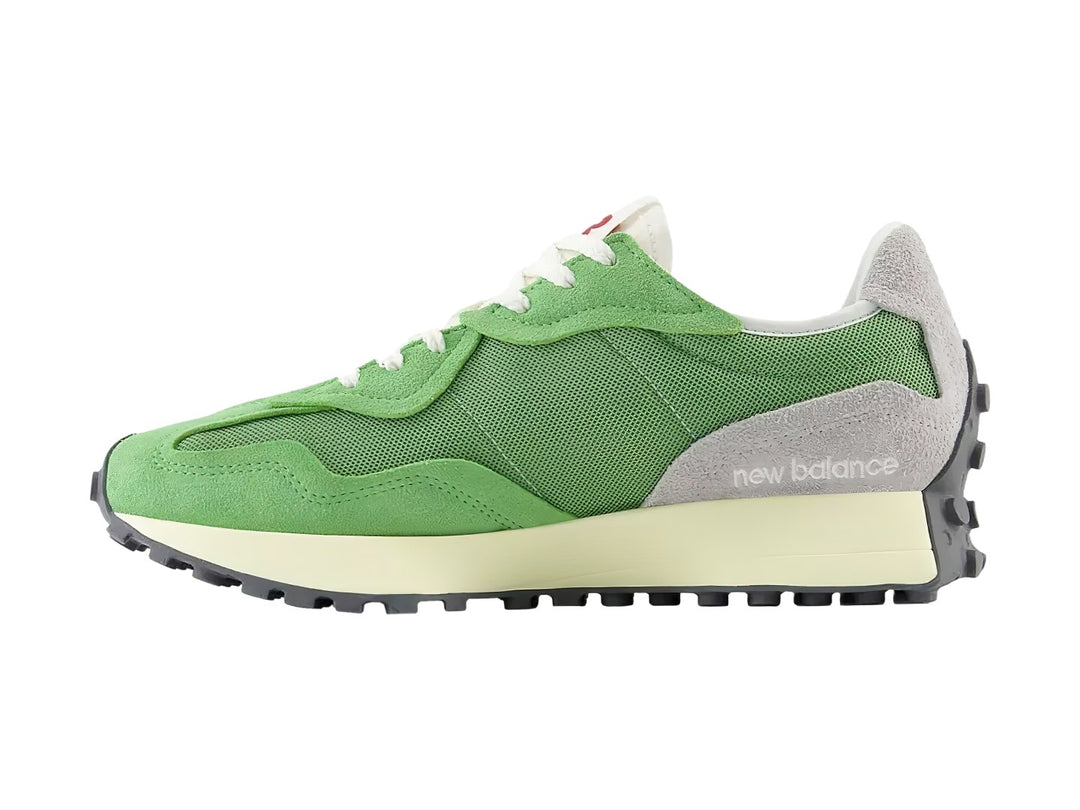 Tenis New Balance 327 en color verde chive y blanco con suela dentada gris.