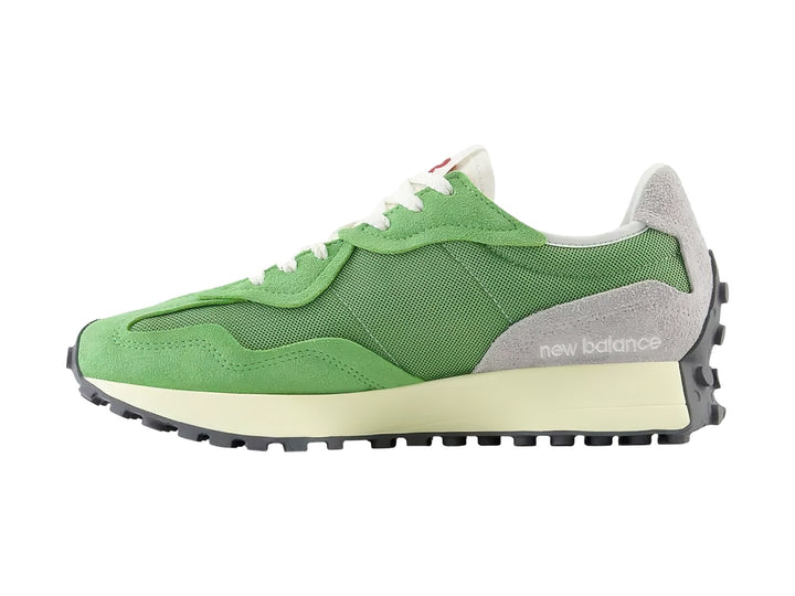 Tenis New Balance 327 en color verde chive y blanco con suela dentada gris.