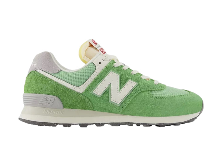 Tenis New Balance 574 color verde alpino con detalles blancos y grises, vista lateral.