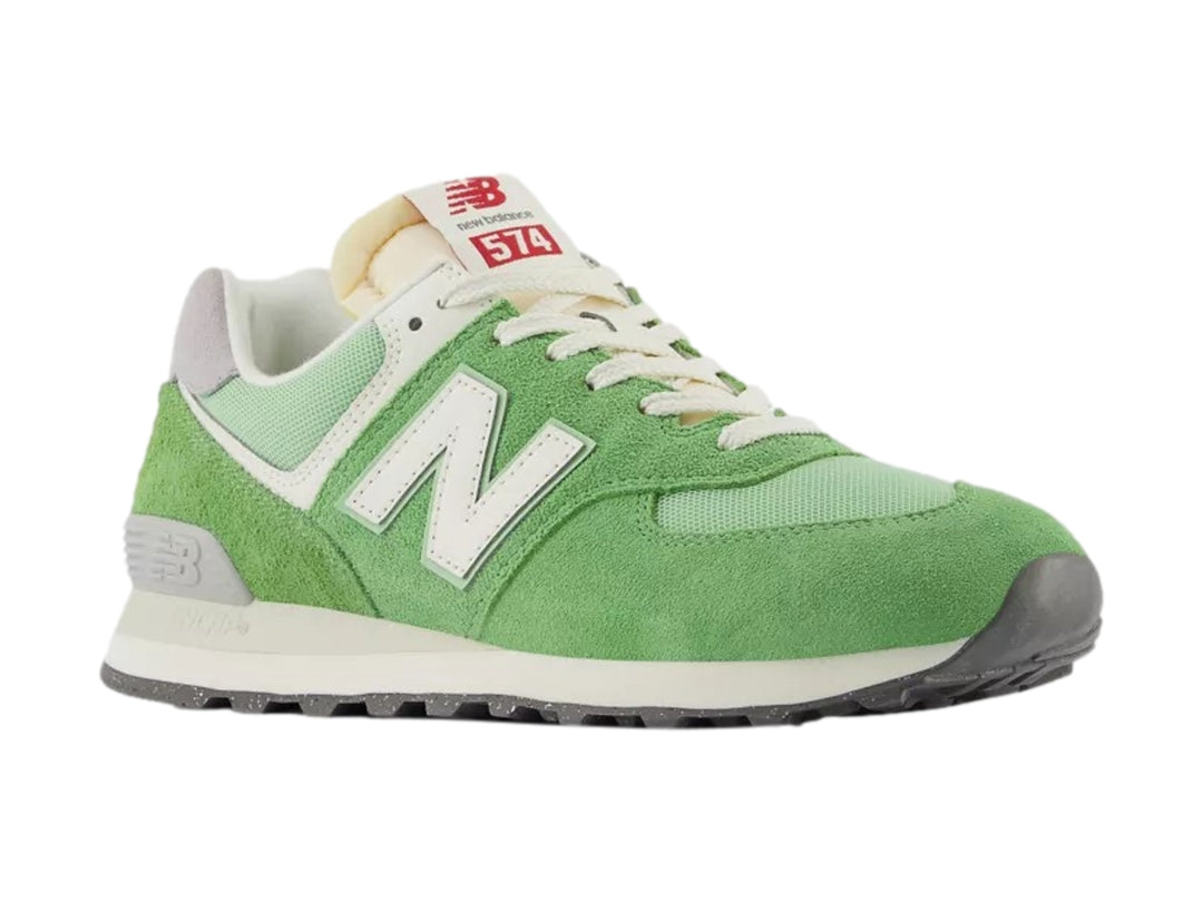 Tenis New Balance 574 color verde alpino con detalles blancos y grises, vista lateral.